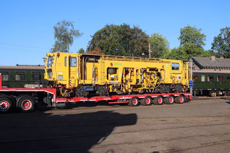 BAM Stopmachine met het fabrieksnummer 1214 en het UIC-nummer 99 84 942 8 702-7.